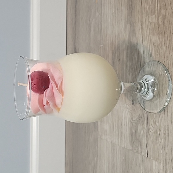 Pina Colada Daiquiri Candle with whipcream & cherry - Picture 1 of 5